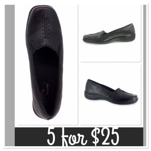 🚨CLOSET CLOSING🚨
‼️SALE‼️Easy Street Black Slip-Ons